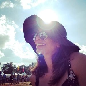 Meet your Posher, Helia